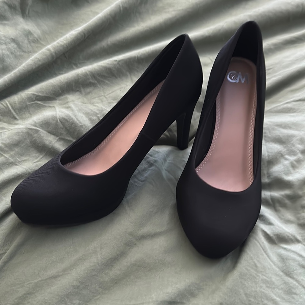 Black round/almond toe pump